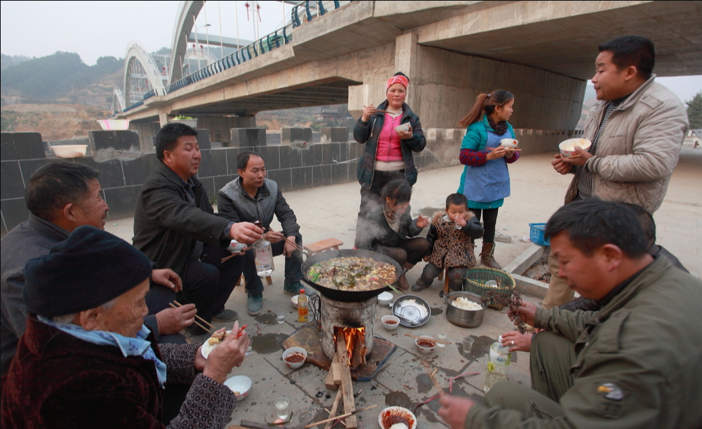 农村人吃个火锅很简单,没有丰富的食材和现成的底料,一大家围坐在一起