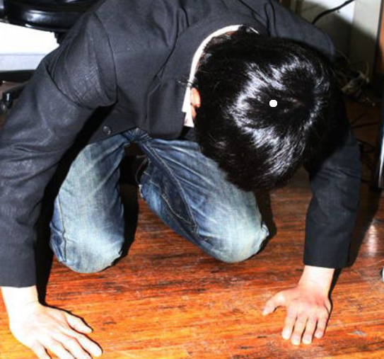 老汉吃饭没带钱被经理教育,儿子赶到后经理下跪道歉