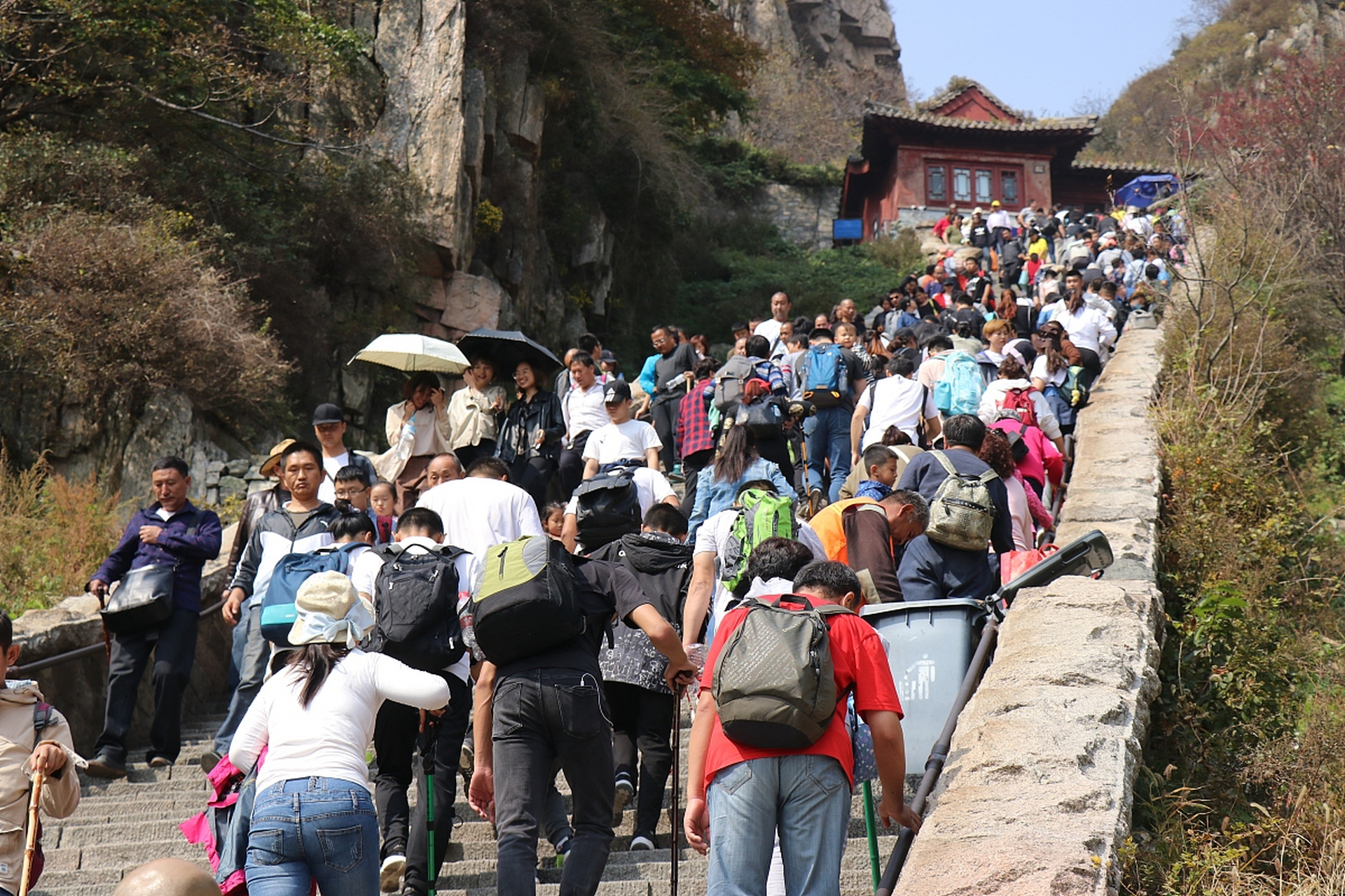 外地遊客曬泰山中天門親民物價# 近日,山東泰安一外地遊客來泰山