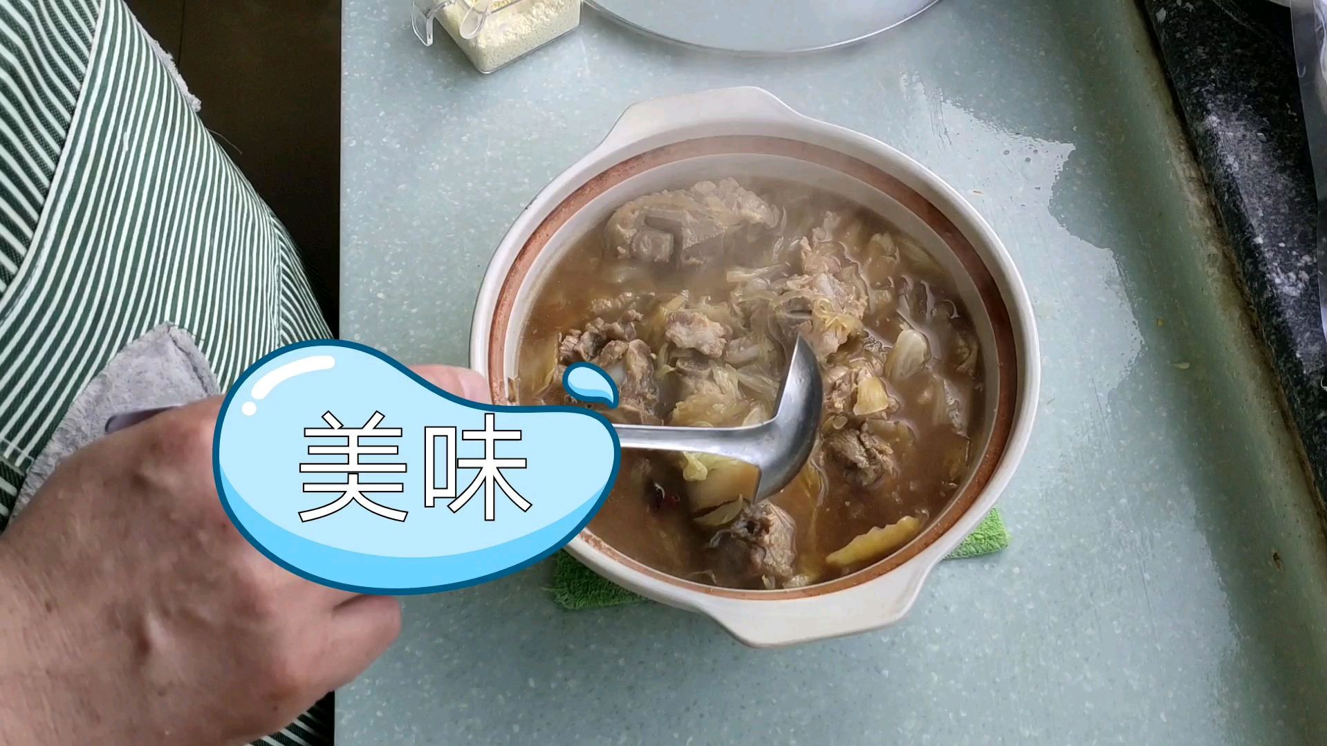 胶东“大年三十”必备一种菜品,白菜粉条炖排骨的详细制作方法