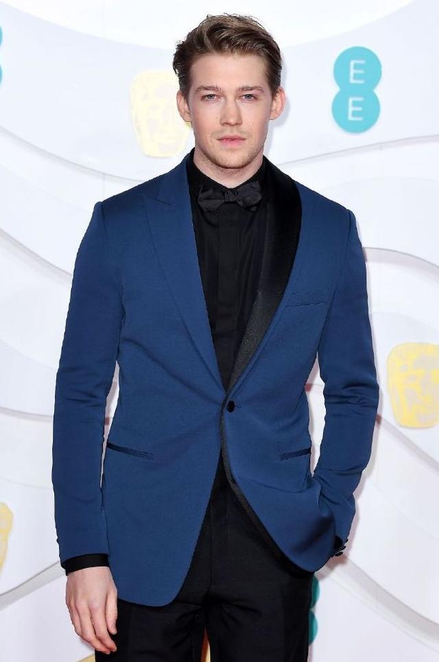 霉霉男友蓝西装配黑裤闪耀红毯!露额头好儒雅,不愧是"霉姐夫"