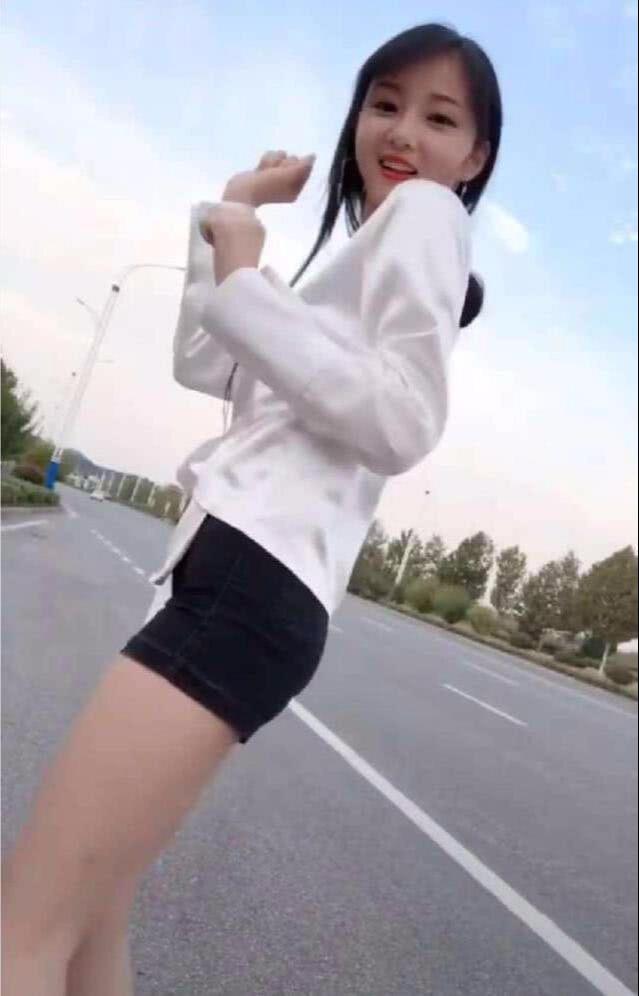 抖音小姐姐在马路跳舞,丝毫不注意安全,网友:谁来管管