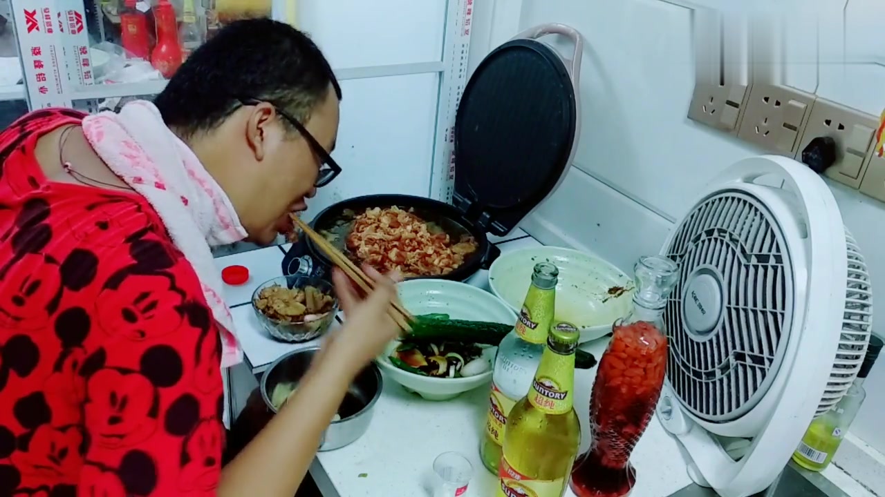 2斤烤肉,一盘洋葱,小伙边烤边吃,白酒 啤酒一块喝,真过瘾