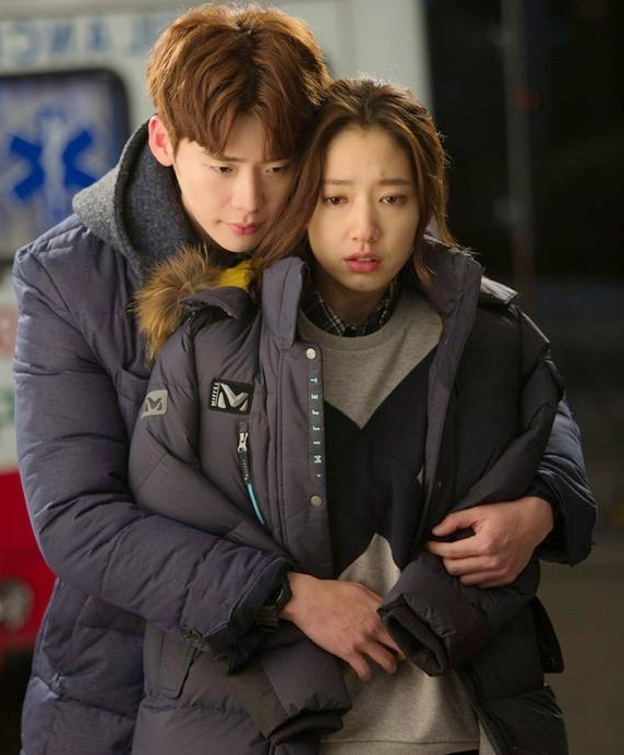 《火星生活》改编自同名英剧,讲述因突发事故穿越到过去的刑警韩泰柱