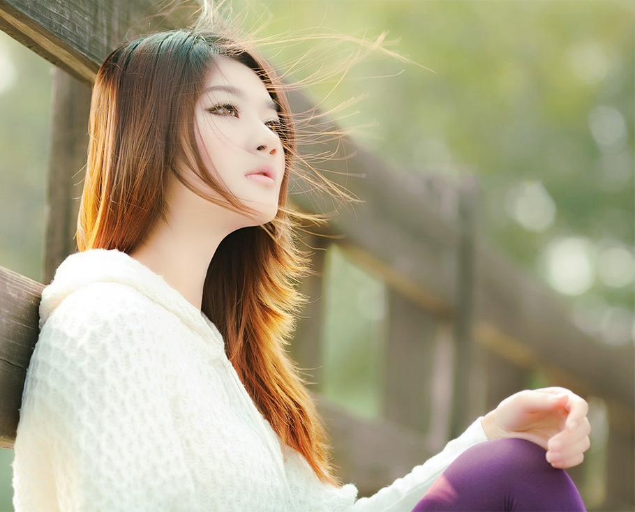 冬日阳光下的清新可爱清纯女孩