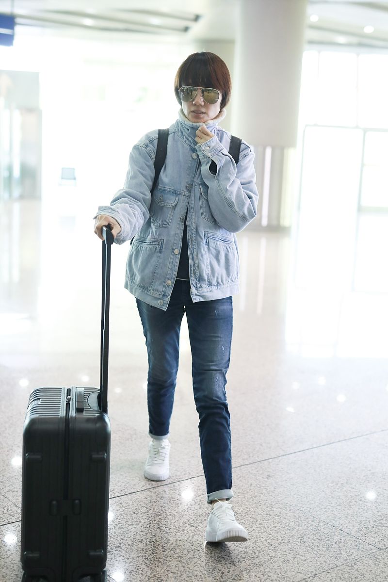 袁泉街拍:羊羔毛牛仔夹克牛仔裤小白鞋 简约休闲