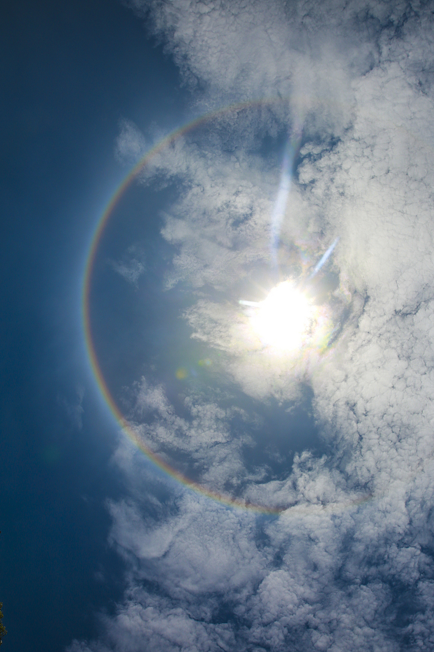 内蒙古上空惊现巨大日晕,七彩光环包围太阳,如同天空中的一幅精美艺术
