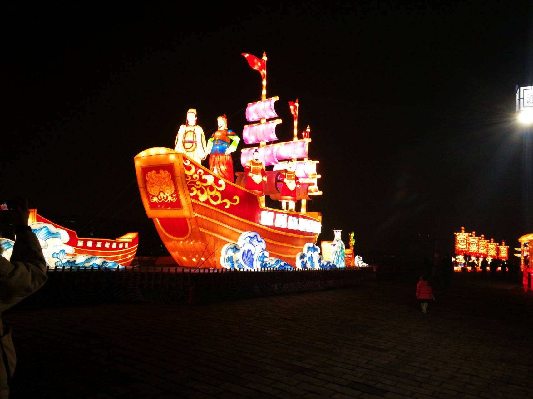 元宵节的秦淮河灯会,成为南京的人口密集地