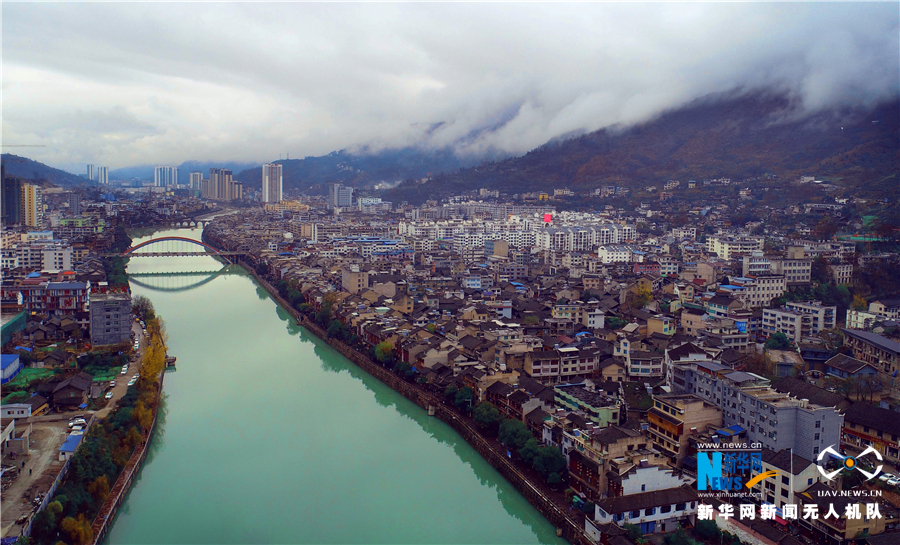 鸟瞰温泉之都贵州石阡:半城山色半城水