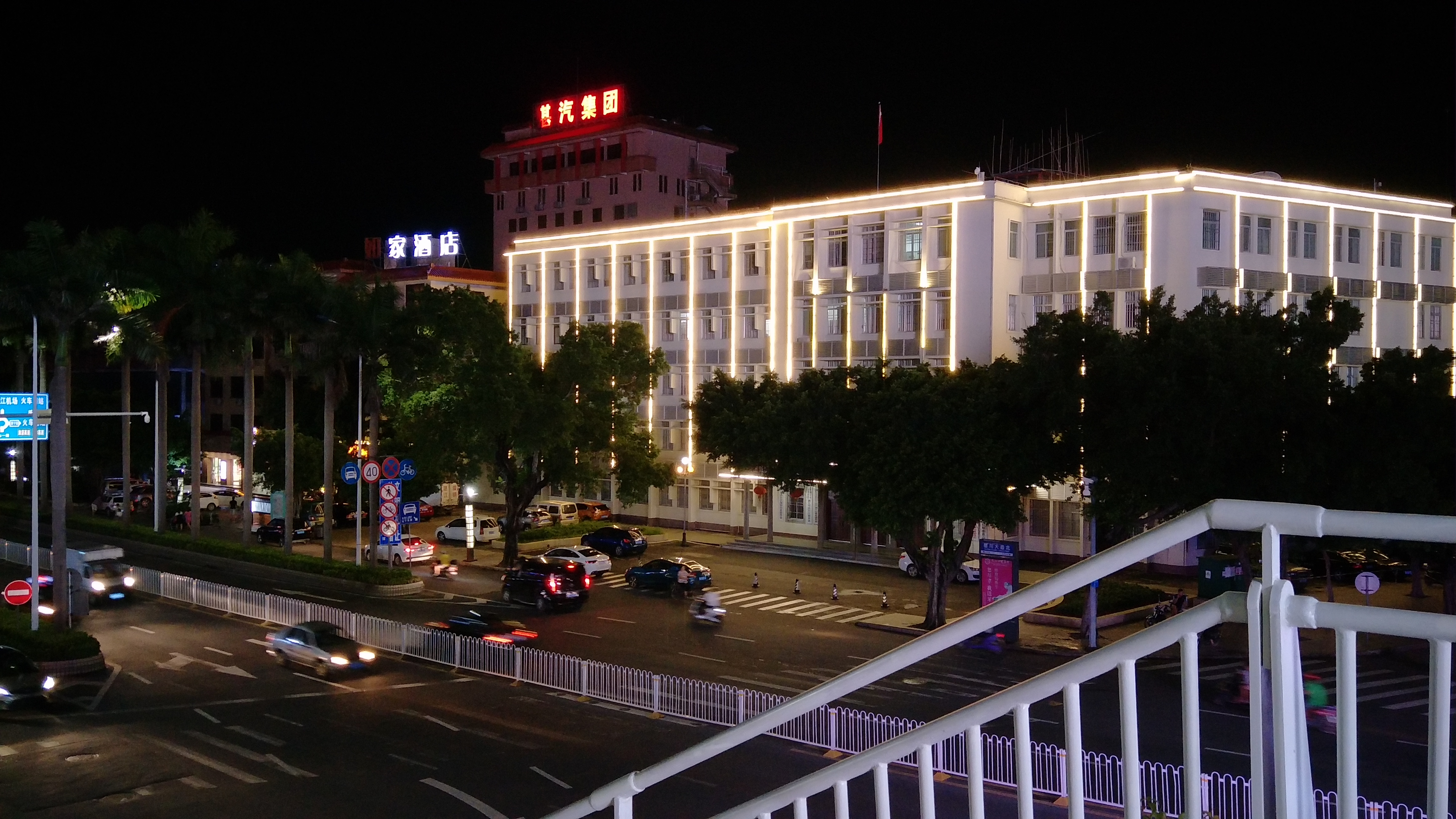 湛江市赤坎南桥上的人行天桥和它的左邻右舍