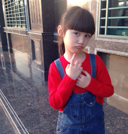 她那圆圆的脸蛋,真是让人爱不释手,有不少网友都称她为翻版朱茵,跟