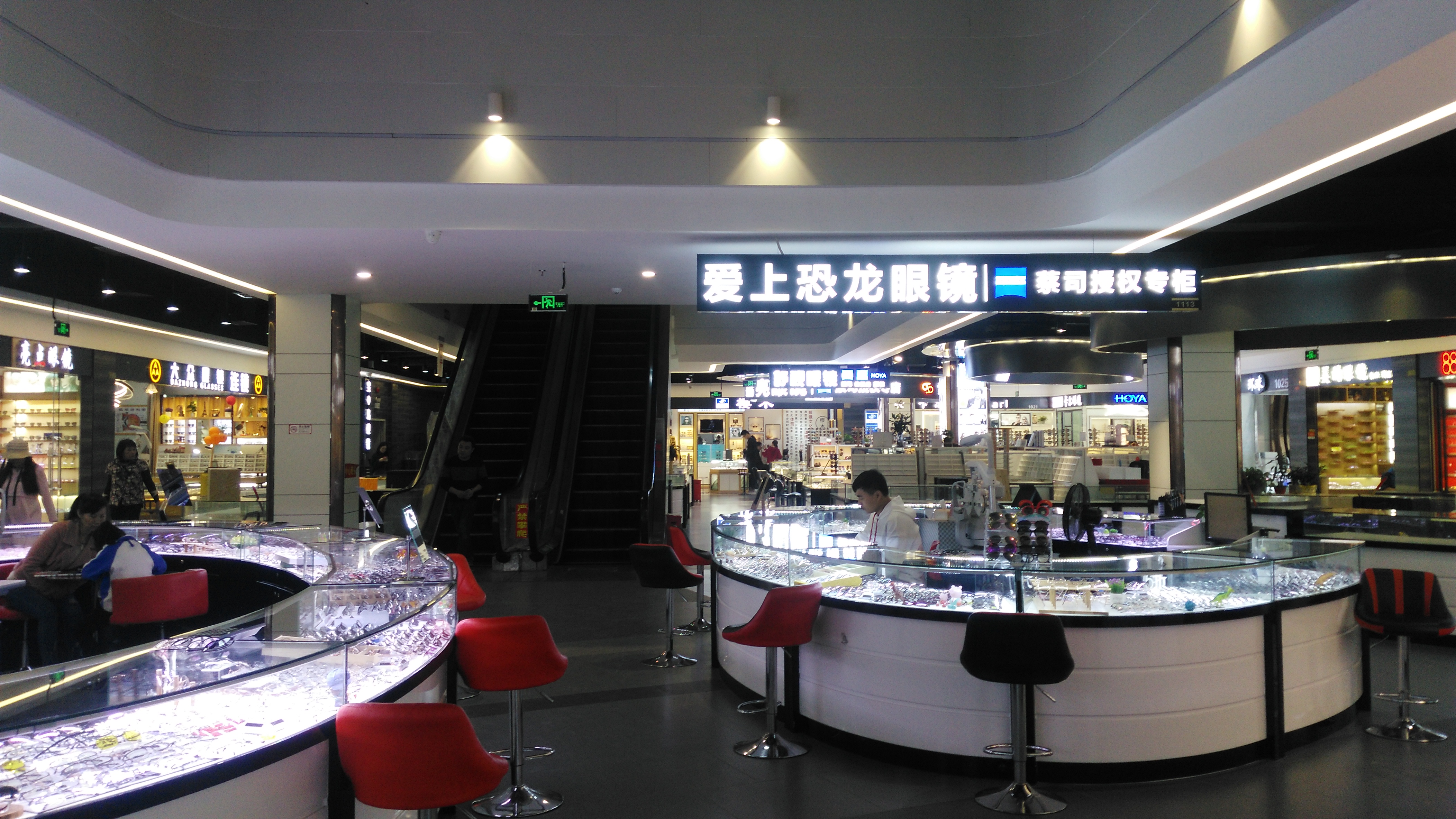 深圳横岗眼镜城实拍,现在的眼镜店生意好做吗?