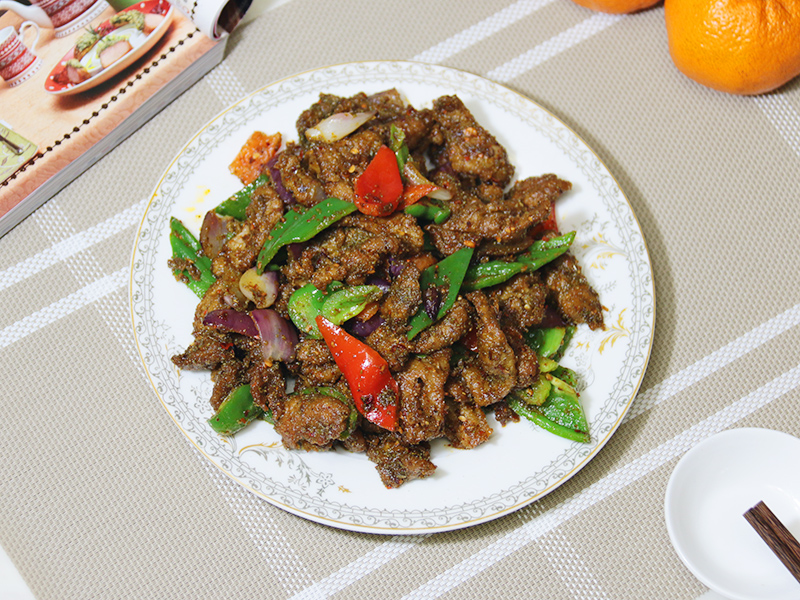 炒烤肉想要炒得好,滑油步骤很关键,做对了羊肉片软嫩一盘吃不够