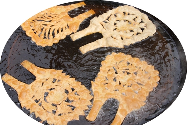 实拍:河北农村大妈炸供花 百人聚在一起各展才艺,难得一见