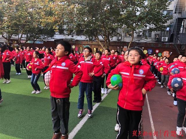 小学生践行垃圾分类争当环保卫士,"实践行"走进唐家墩小学