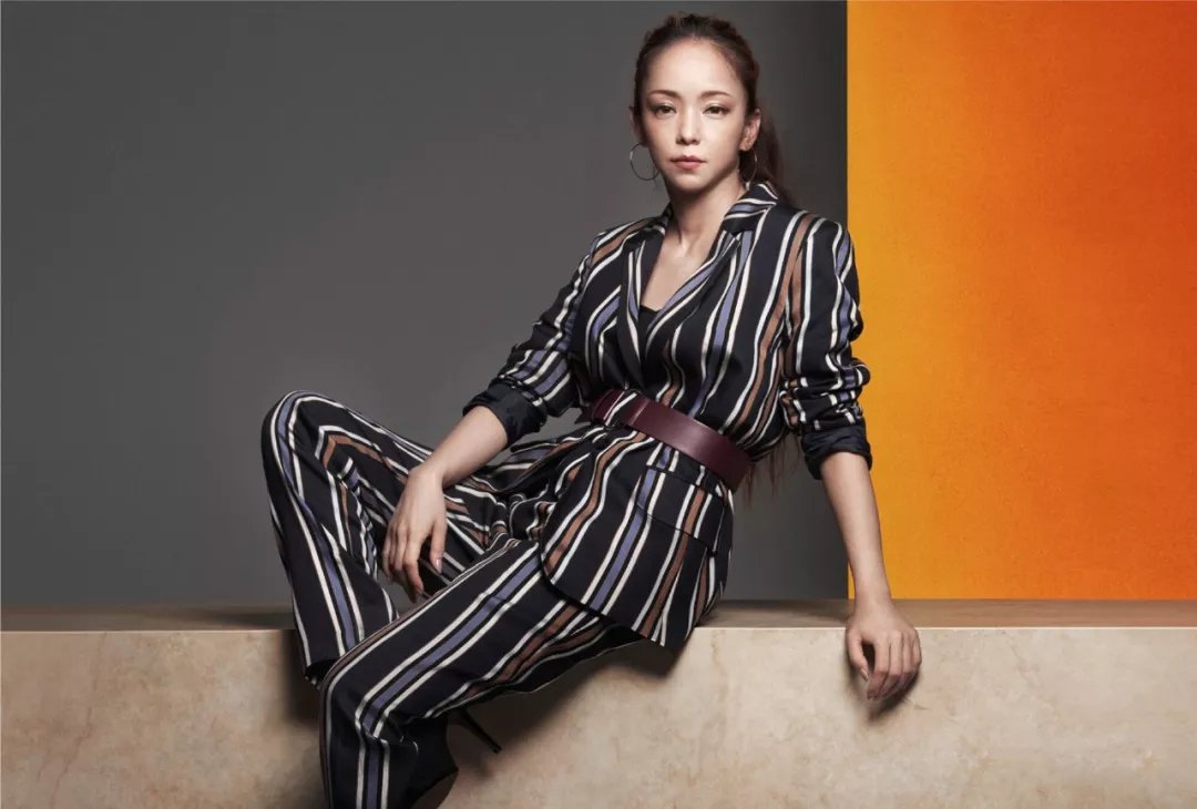 安室奈美惠今年41岁,作为一个唱跳歌手,这年纪还能在舞台上演足几个