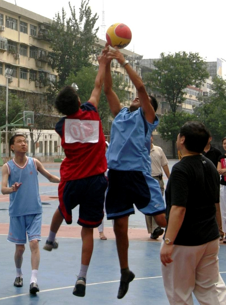 背后运球五步训练法包括掌握基础,改变习惯动作,练习基本背后运球