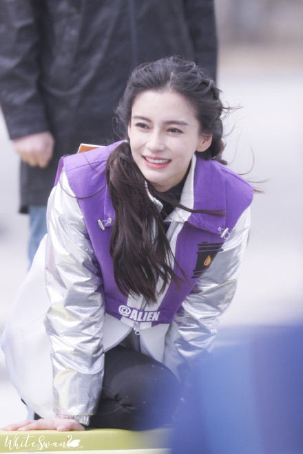 网曝angelababy《跑男》黑龙江路透图 梳双马尾少女感满满