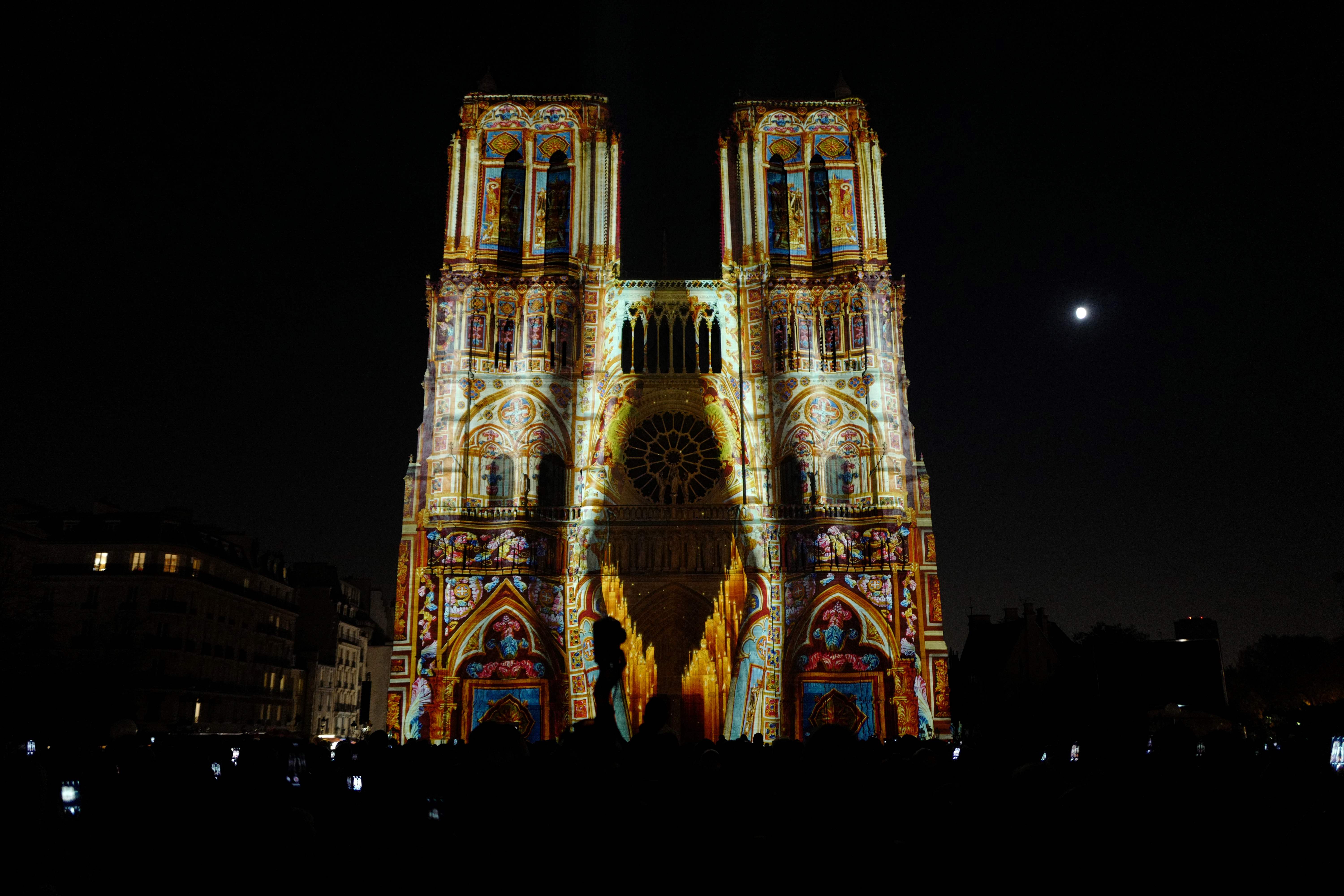 巴黎圣母院举办灯光秀