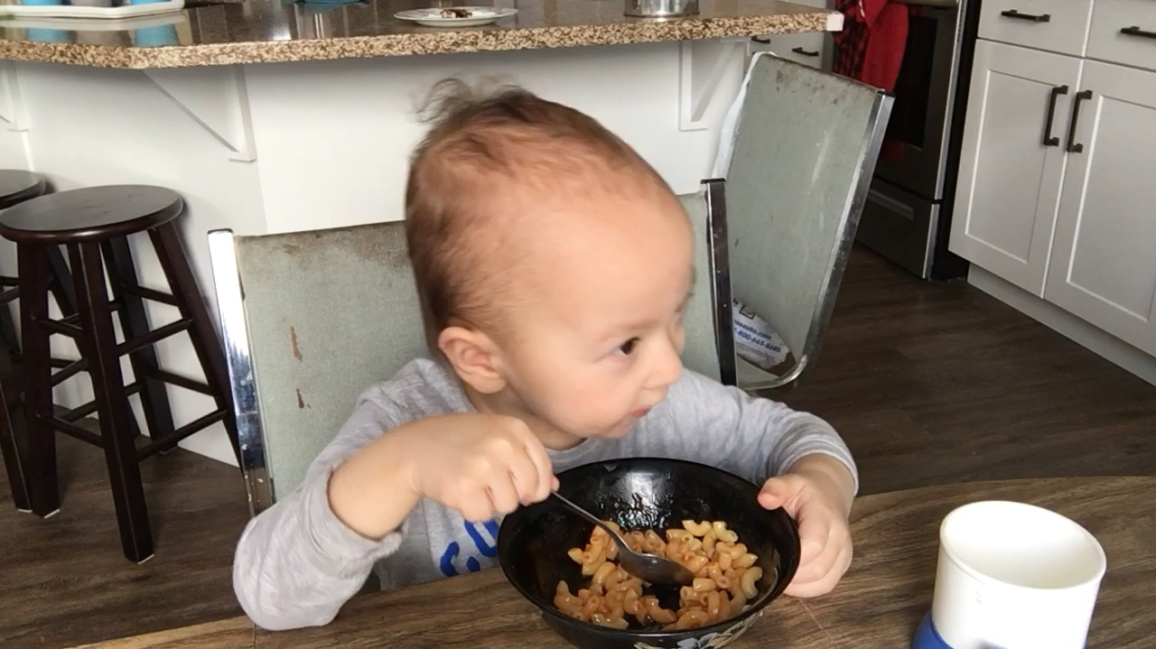 3岁的小呆自己吃午饭,通心粉拌上番茄酱也太好吃了吧