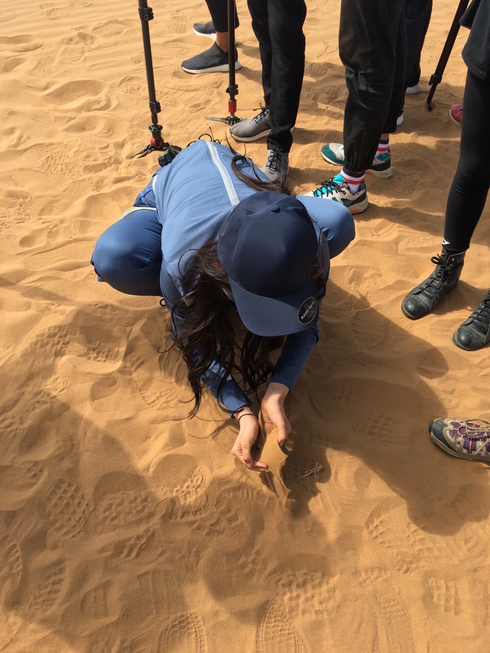 程潇沙漠上演蛤蟆蹲,看到她手里捧的东西后,没想到程潇还挺大胆