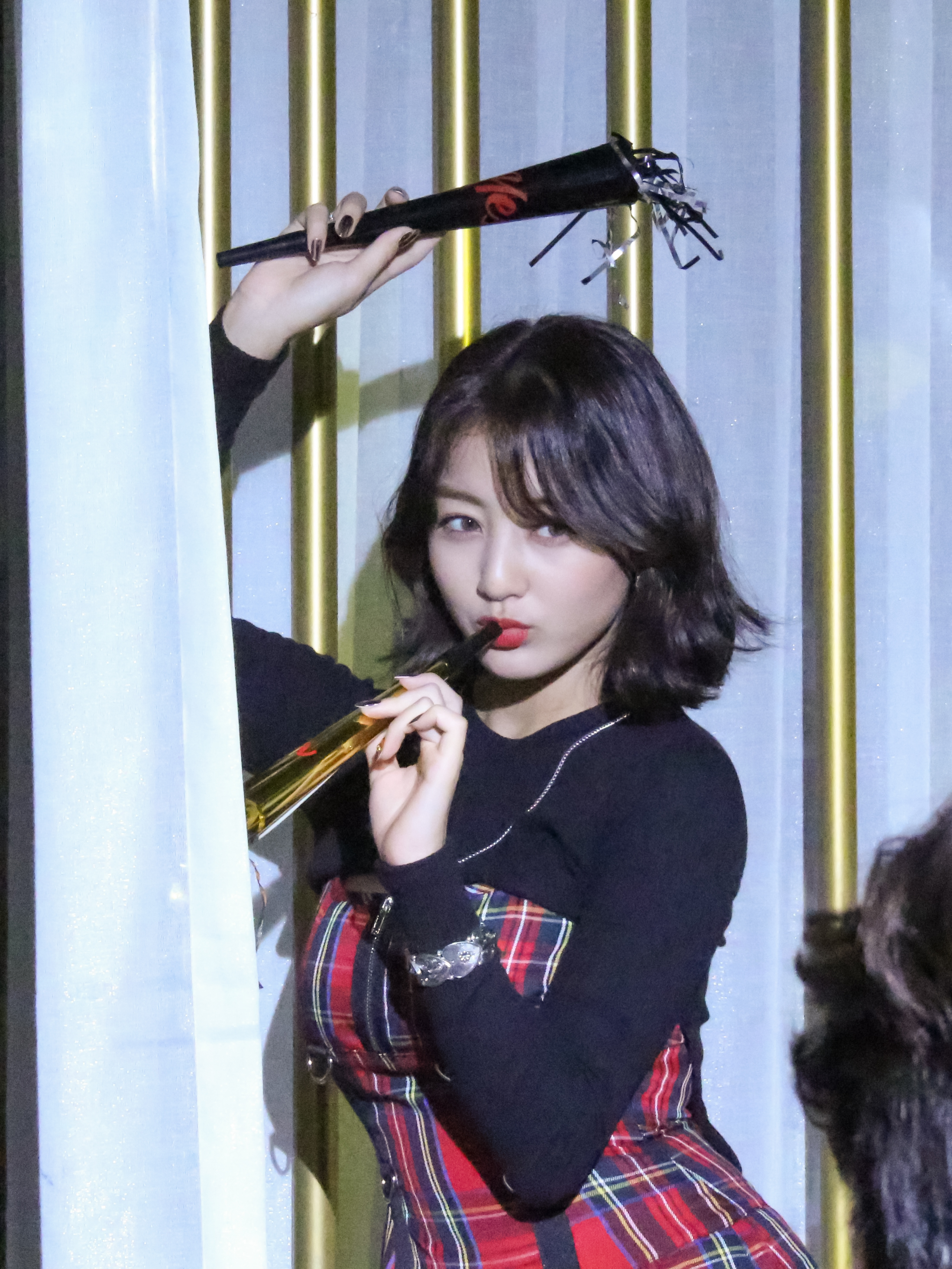 韩国女团twice拍摄写真林娜琏露出兔牙樱花妹mina闻玫瑰花