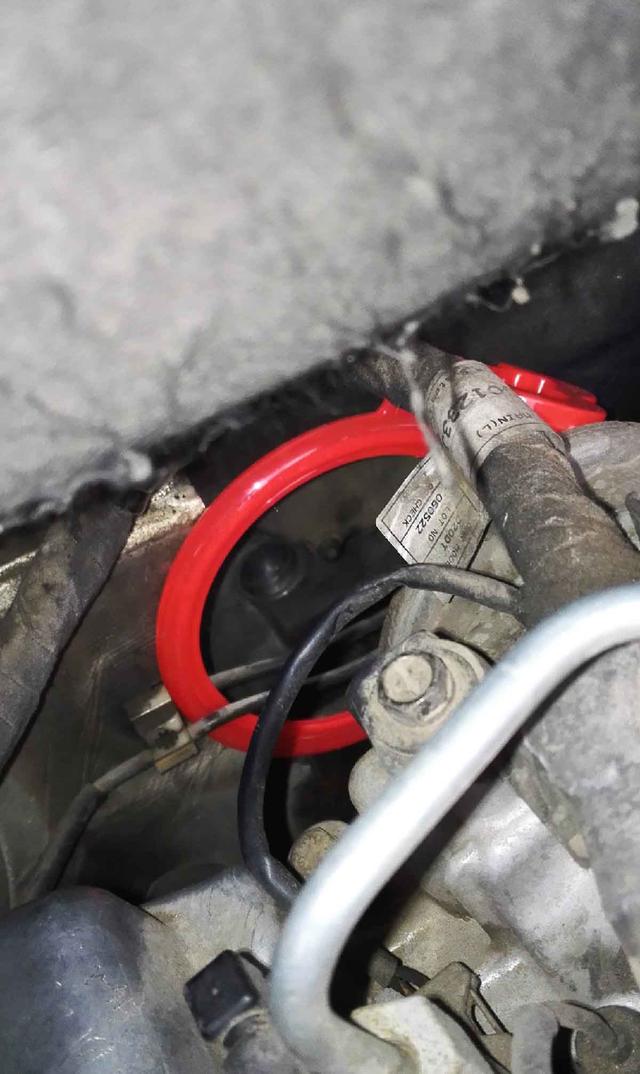 发动机舱冒白烟,修理工提着灭火器跑过去,车主:站住!别喷