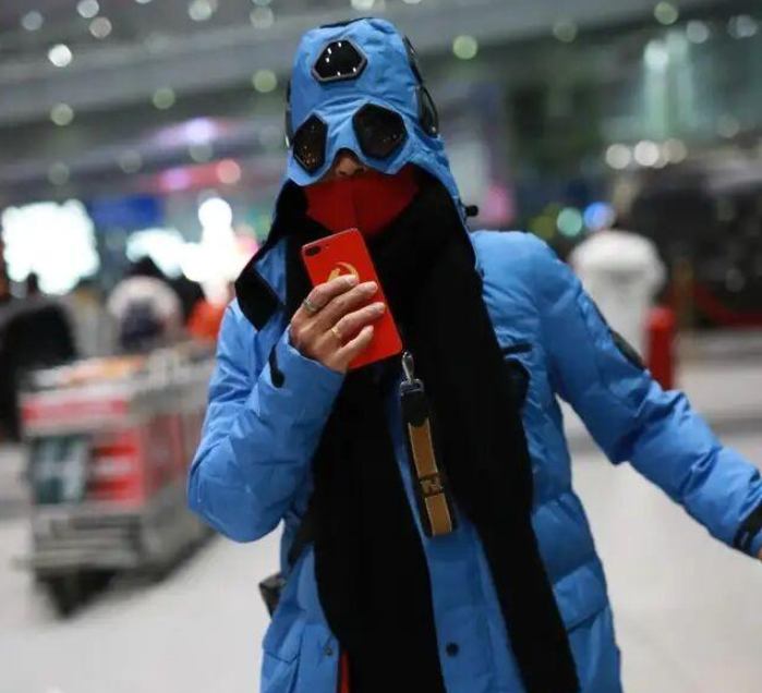 陈志朋再次放飞自我,穿羽绒服却光着大腿,帽子好似防毒面具!