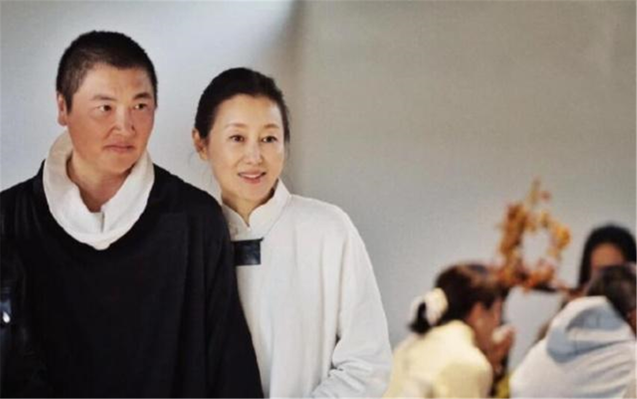 孙楠晒全家福,儿女与继母潘蔚围坐在桌边,亲切交流尽显温馨!