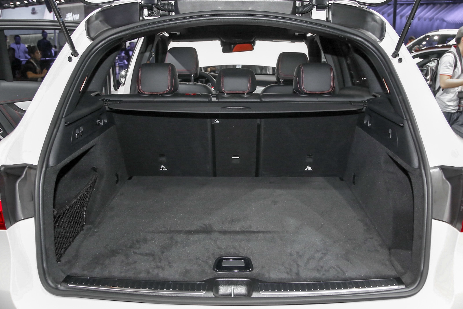 这辆车后备箱很大,可以放不少的东西.