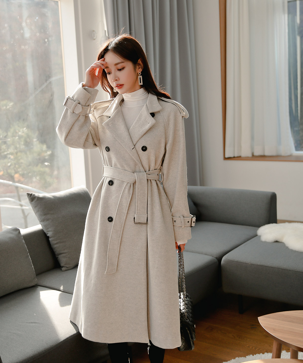 美女模特孙允珠高清美图:初春茉莉燕麦灰英伦风衣