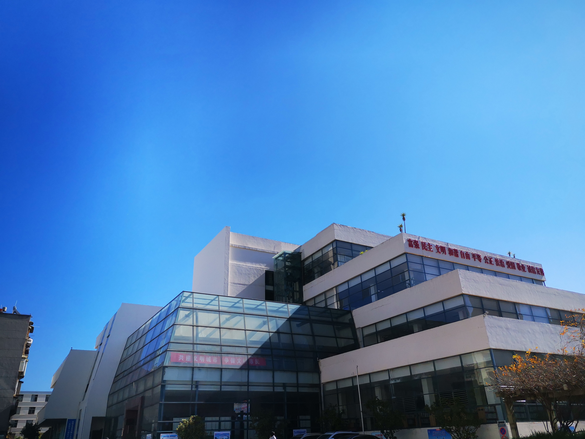 你有多久没有读一本纸质书了?去昆明图书馆看看书呗