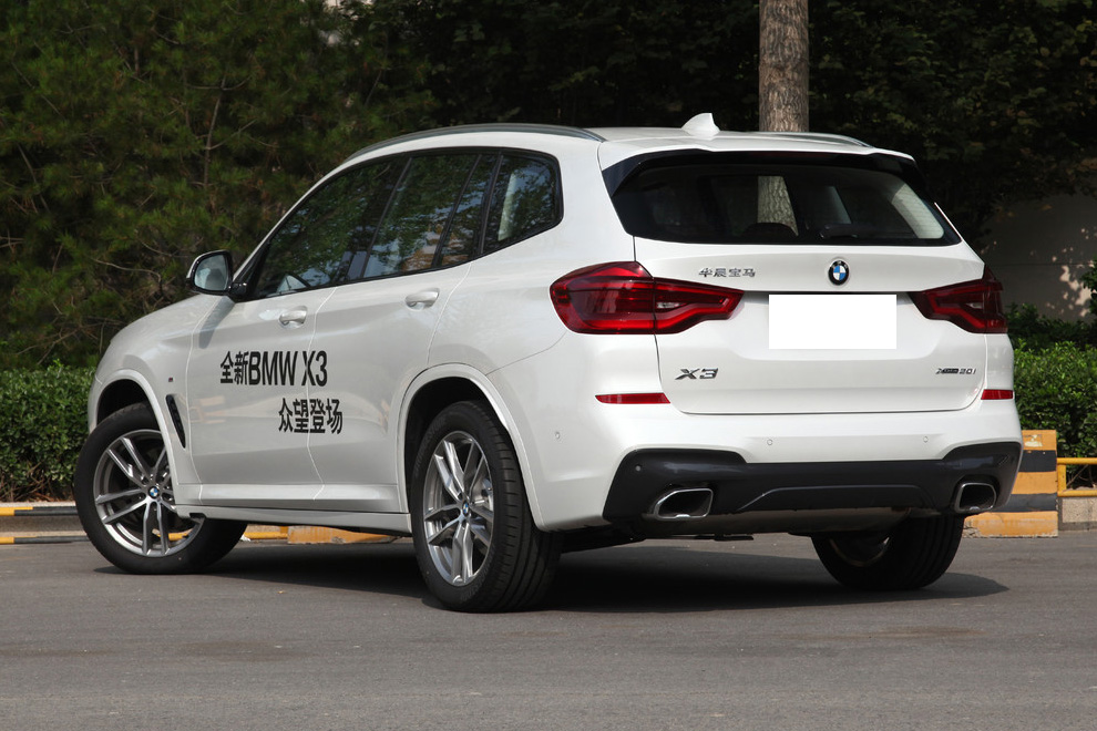 宝马x3大灯造型回归传统,前脸时尚运动,内饰设计以驾驶者为中心
