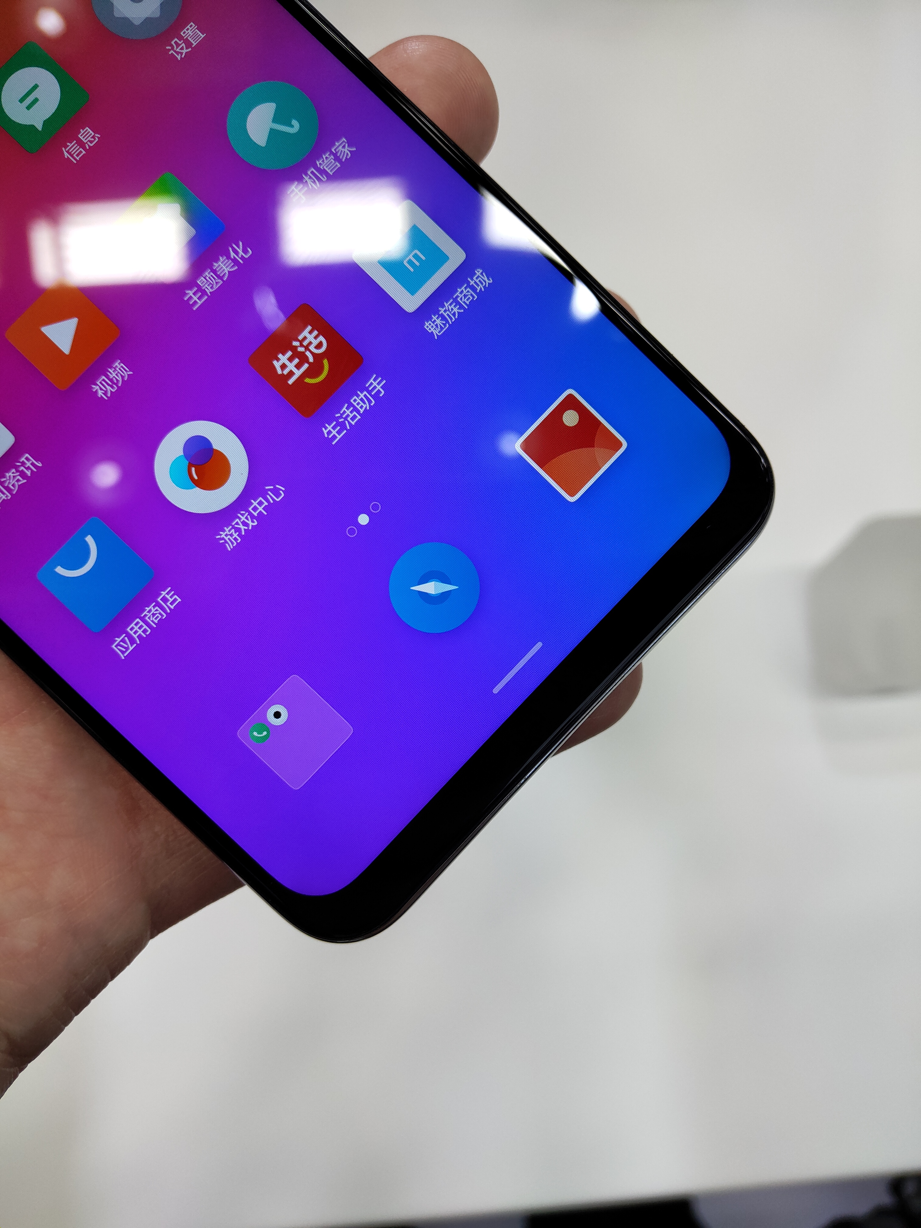 note 9的背面采用玻璃材质,触感很好,就是很容易沾染指纹,但我现场