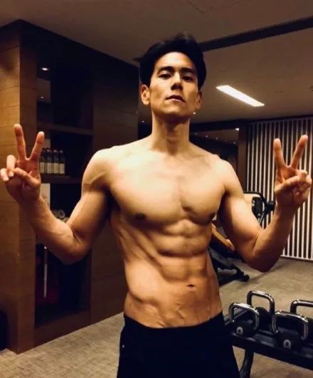 李现200斤未p照片曝光:你以为的腹肌男神,其实是自律狂魔!