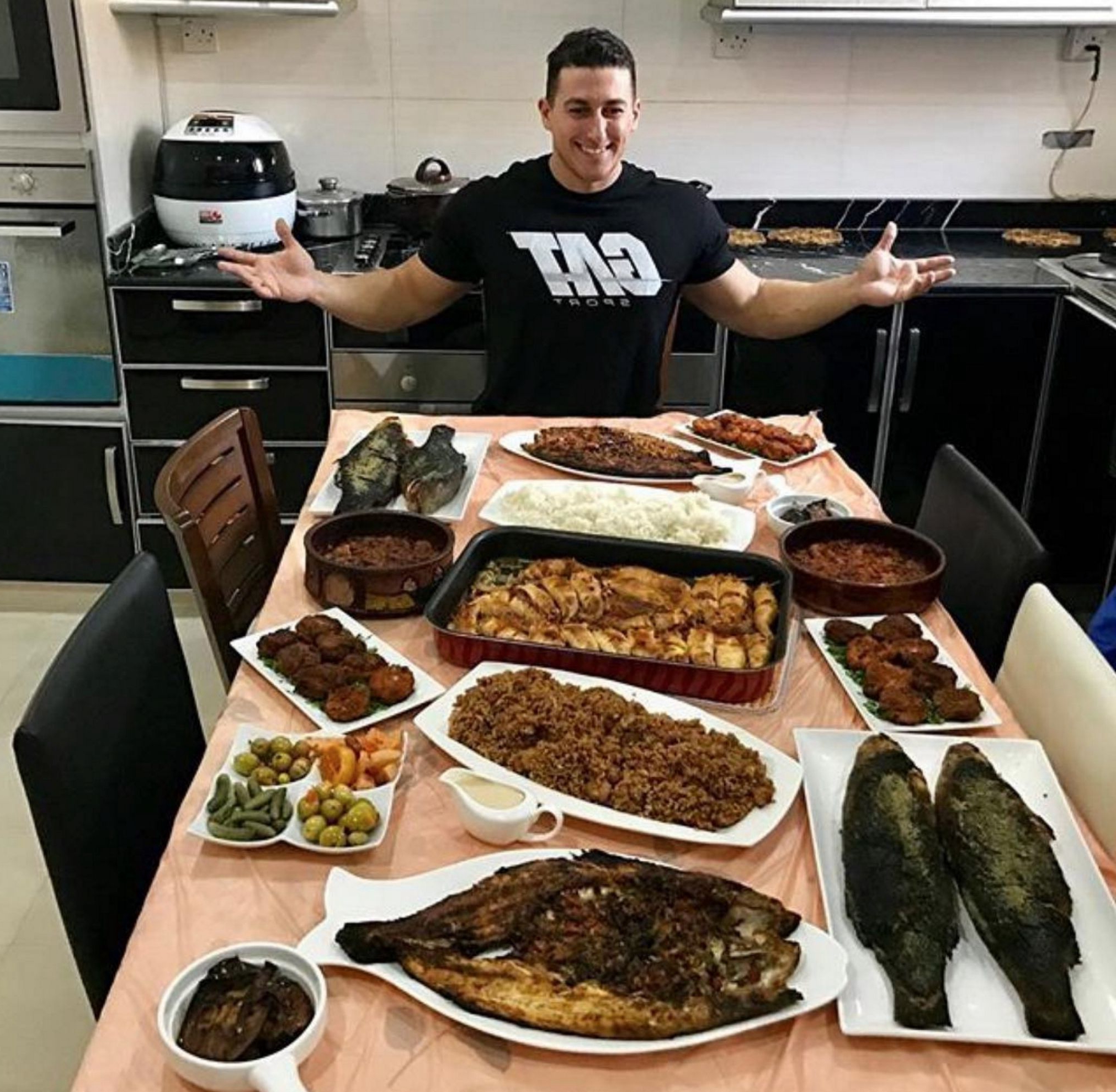跟大块肌肉男同桌吃饭,会让你吃到怀疑人生!