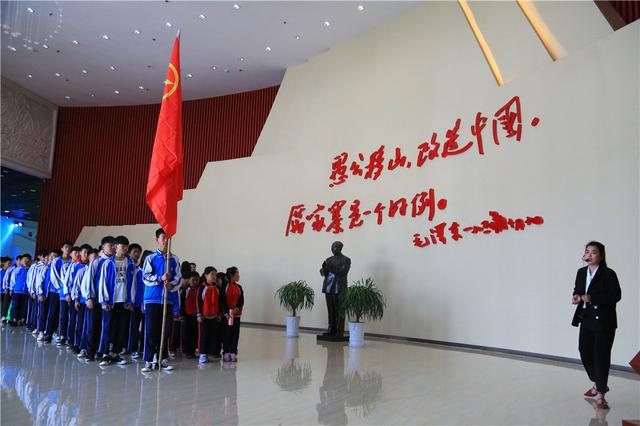 临港区部分中小学生走进厉家寨开展主题教育