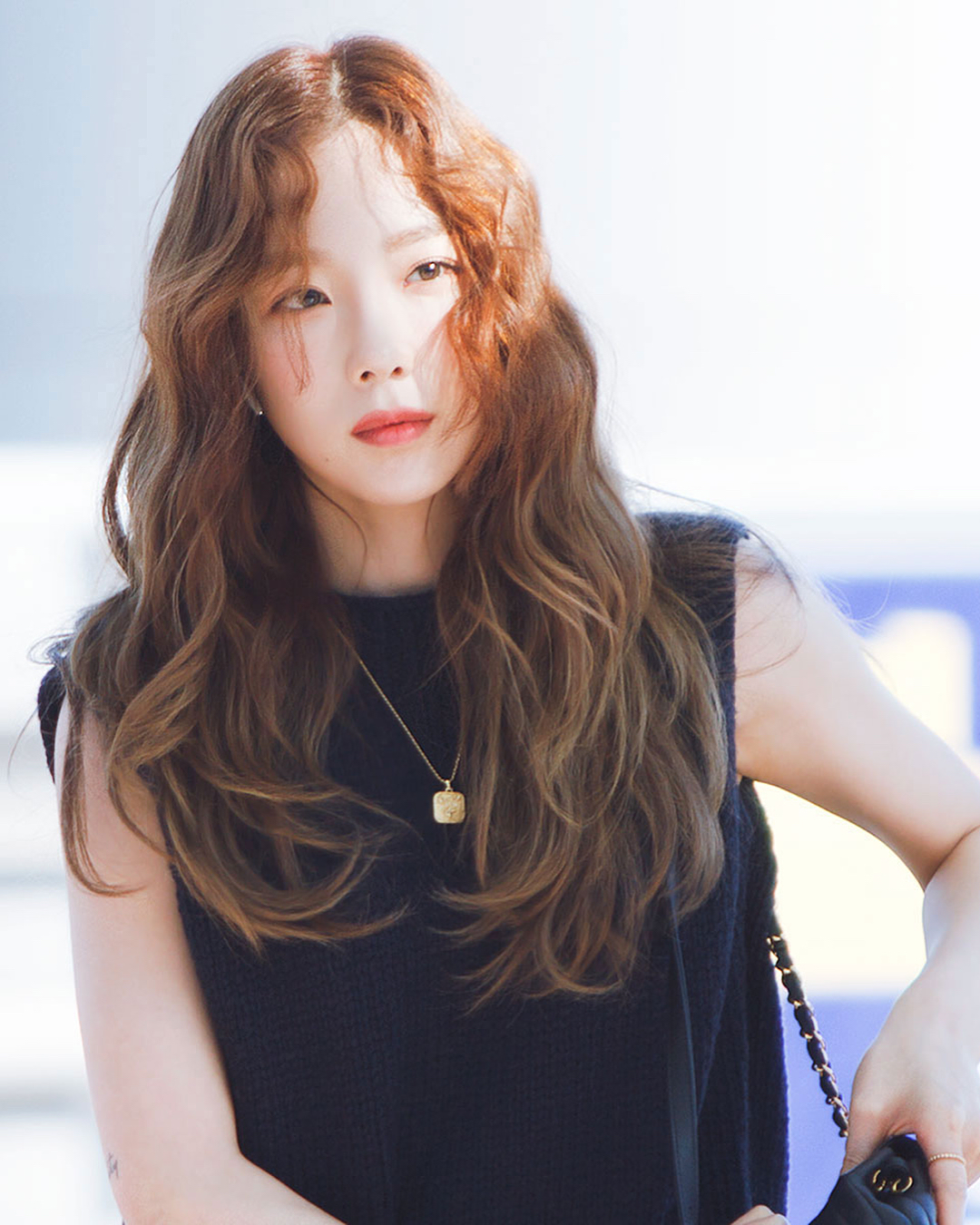 泰妍饭拍生图,一头橙色卷发变身"洋娃娃"