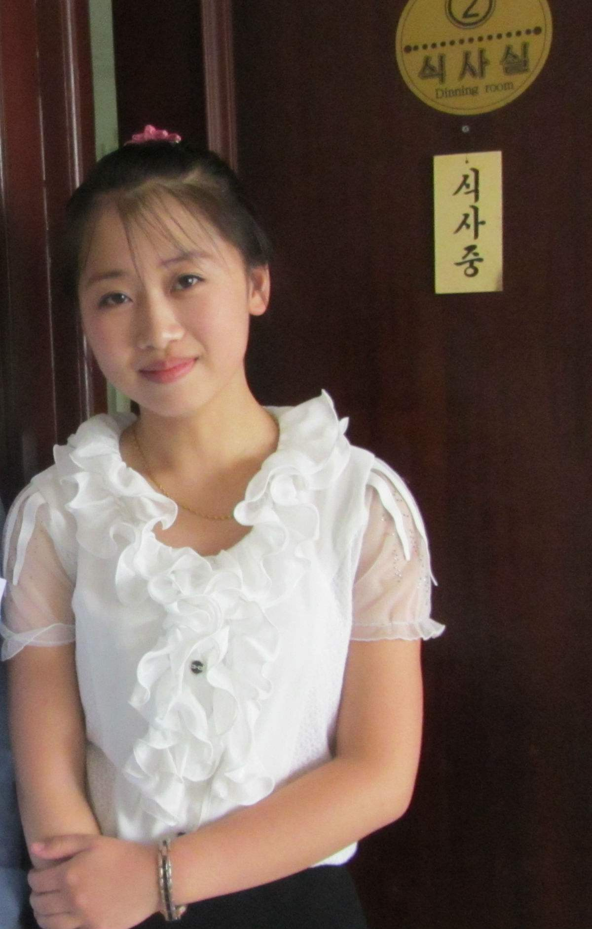 中国网友镜头下的朝鲜女服务员,每一个都长得美丽动人!