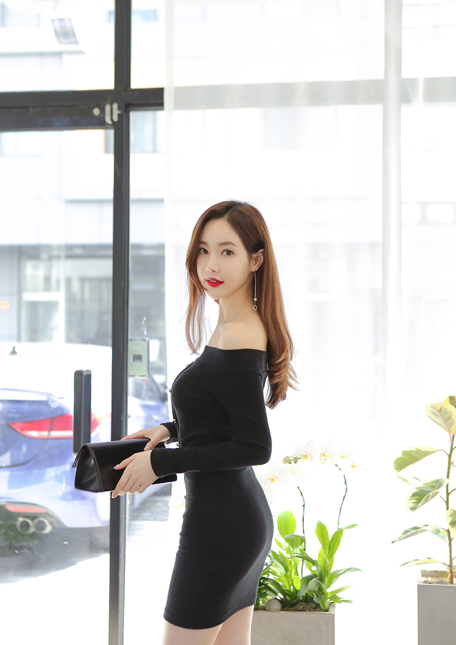 美女小姐姐露肩装穿搭:隐隐约约的性感