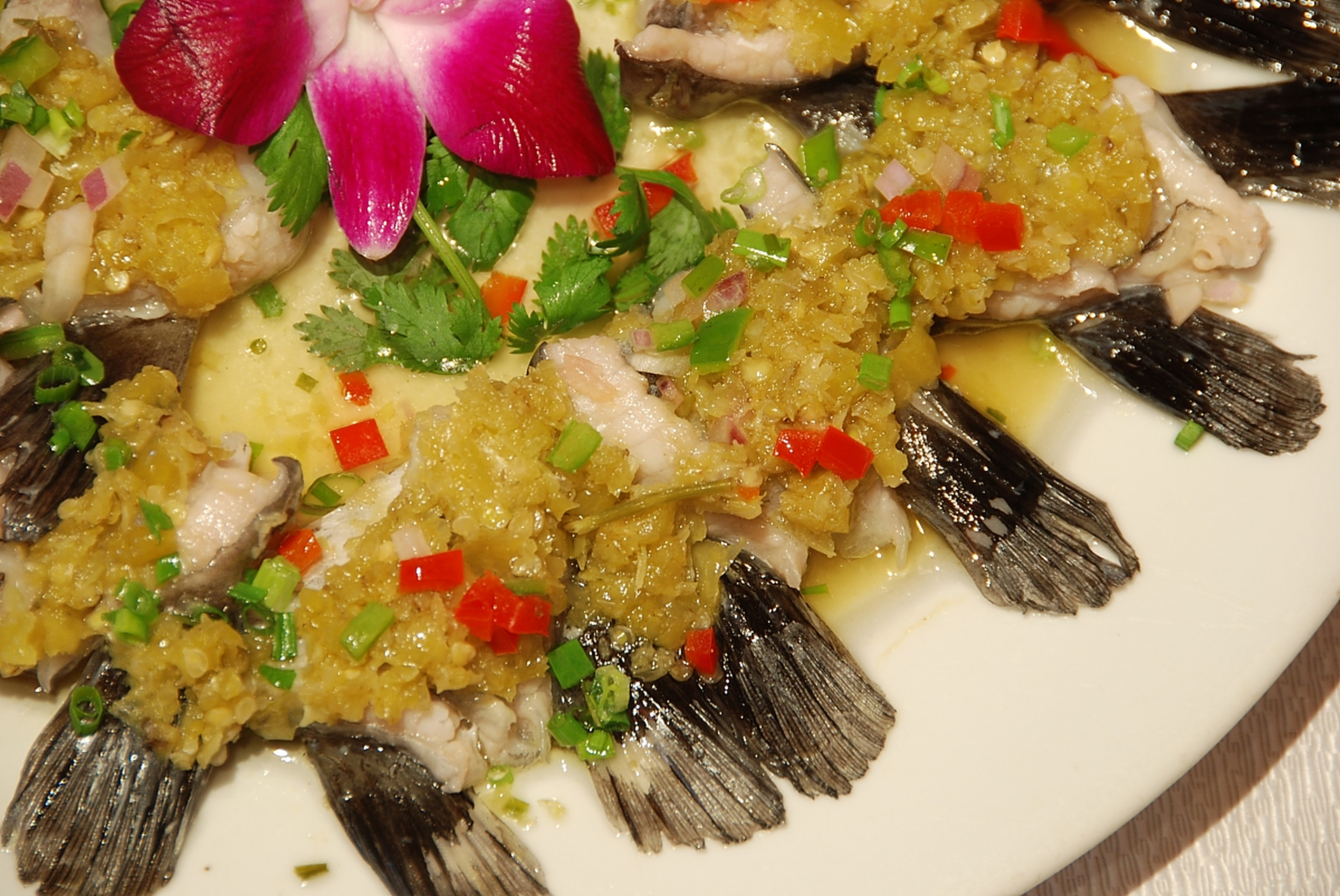 芙蓉鲫鱼是一道源自湖南的传统名菜,以其鲜嫩入味,色香味俱佳而闻名于