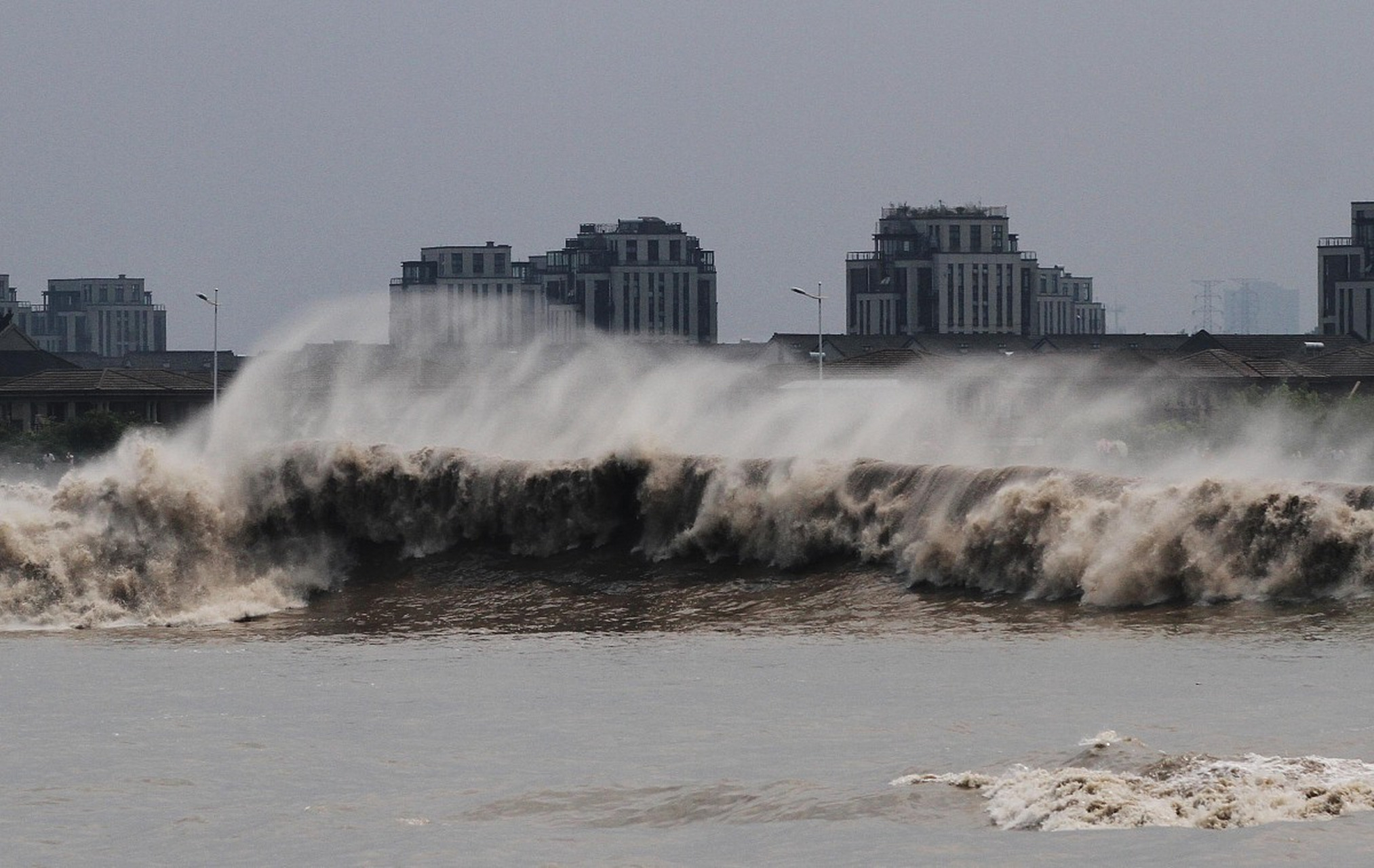 领略钱塘江大潮:观潮胜地的壮观景象  每当秋风起,心中便涌起一股难以