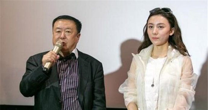 周庭伊和邬倩倩长得像吗?尤小刚放弃邬倩倩,选择周庭伊?