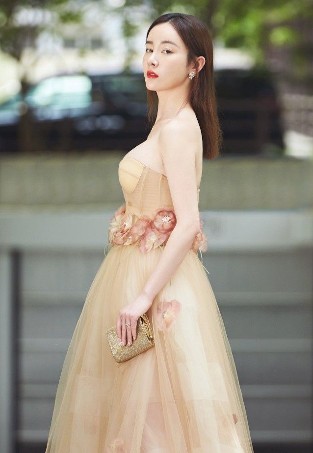 张檬张萌傻傻分不清?看穿衣风格就知道,露出小蛮腰太拼了