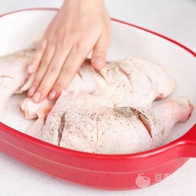 3,涂抹均匀后撒黑胡椒,涂抹均匀