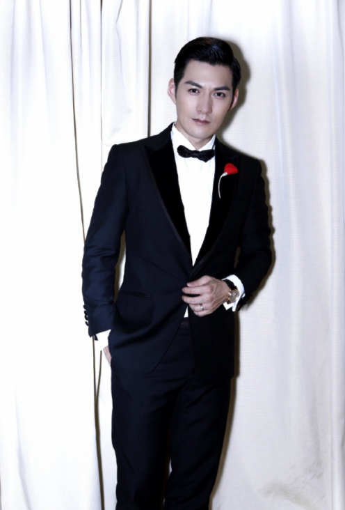 范冰冰看秀,她身边的严屹宽却成焦点?"侧颜杀"配皮衣油头太撩