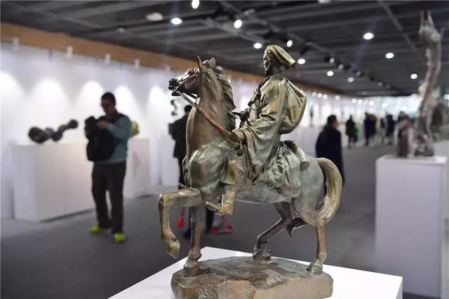 " 图书馆门口 雕塑大师潘鹤的《艰苦岁月》 让孩子们兴奋不已