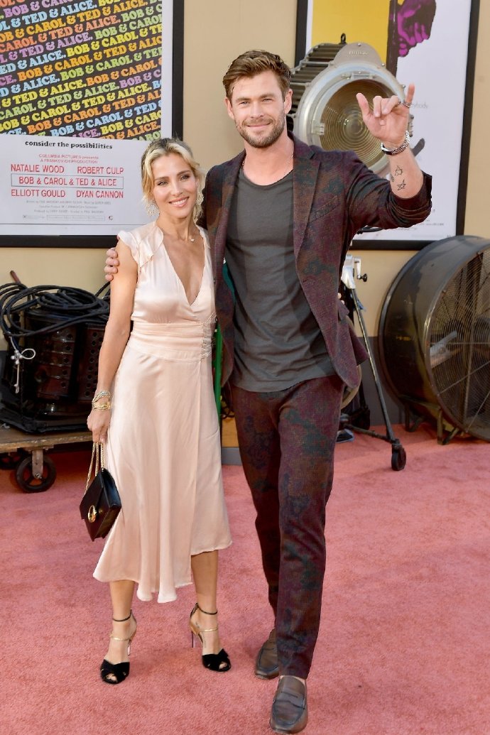 "雷神夫妇"罕见合体!43岁锤嫂粉色v领礼服很少女,身高差吸睛