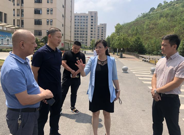 开学季!雨花区副区长易静带队检查校园食品安全工作