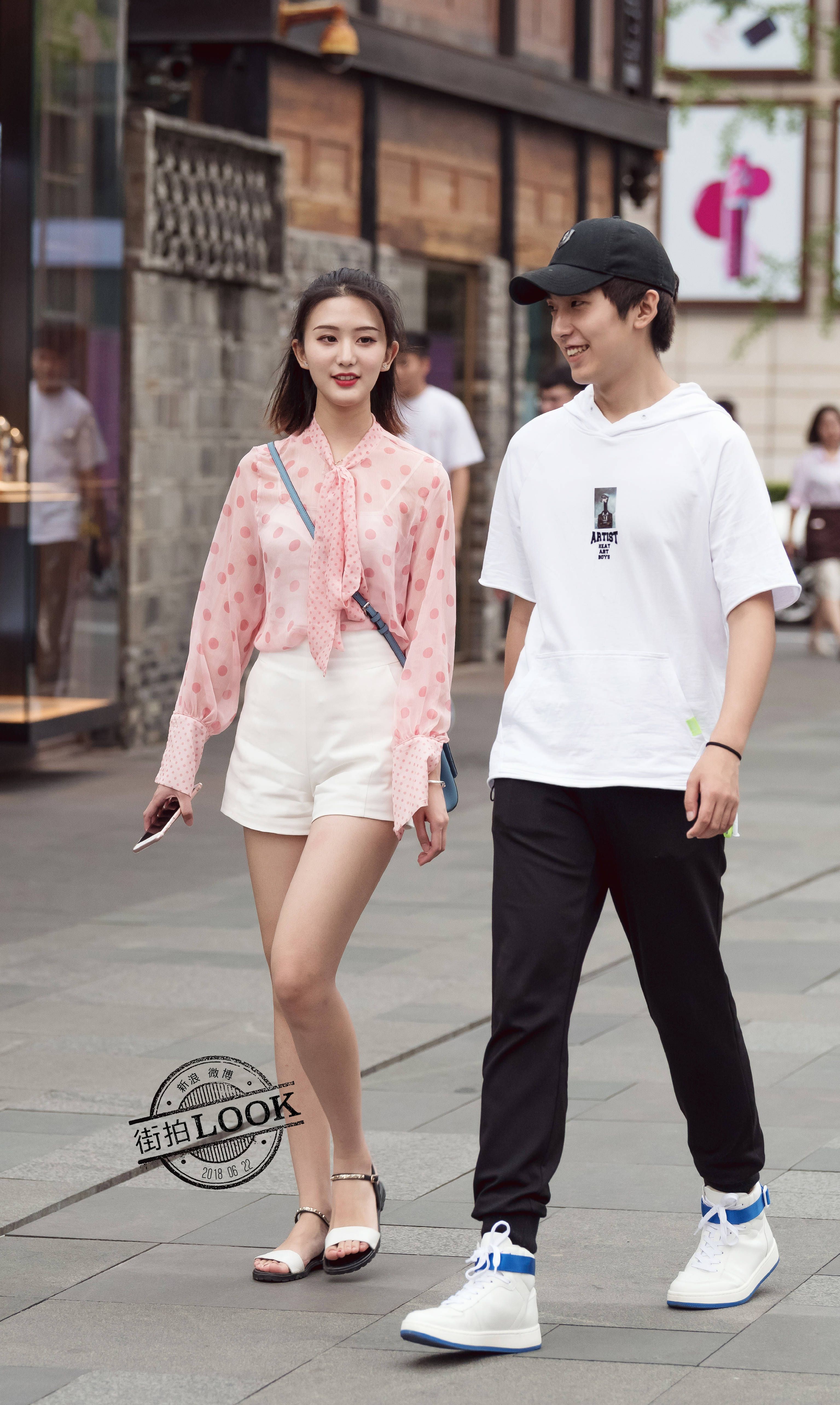 深色系穿搭的一对情侣,小哥哥又高又帅气,小姐姐虽然挡着脸,但是给人